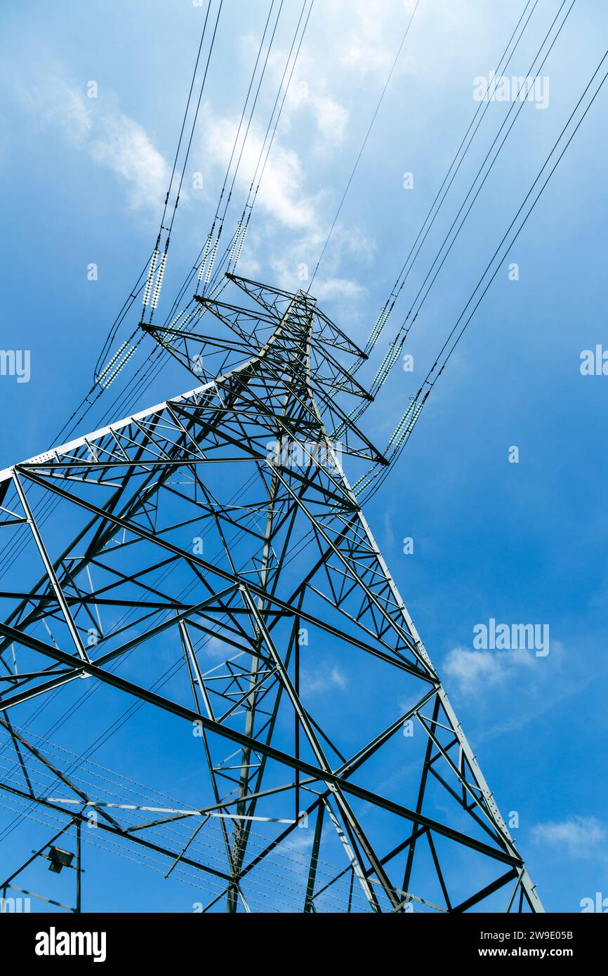 Strom-Pylon gegen einen blauen Himmel, London, Großbritannien Stockfoto