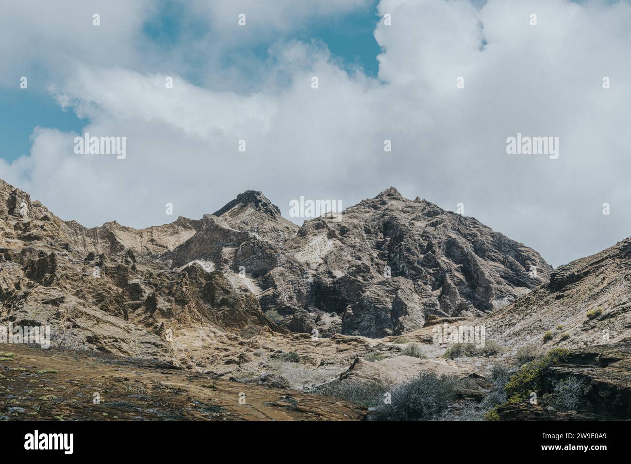 Felsige Landschaft in Punta Pitt auf der Insel San Cristobal, Galapagos, Ecuador, mit ihren einzigartigen geologischen Formationen und der rauen natürlichen Schönheit. Stockfoto