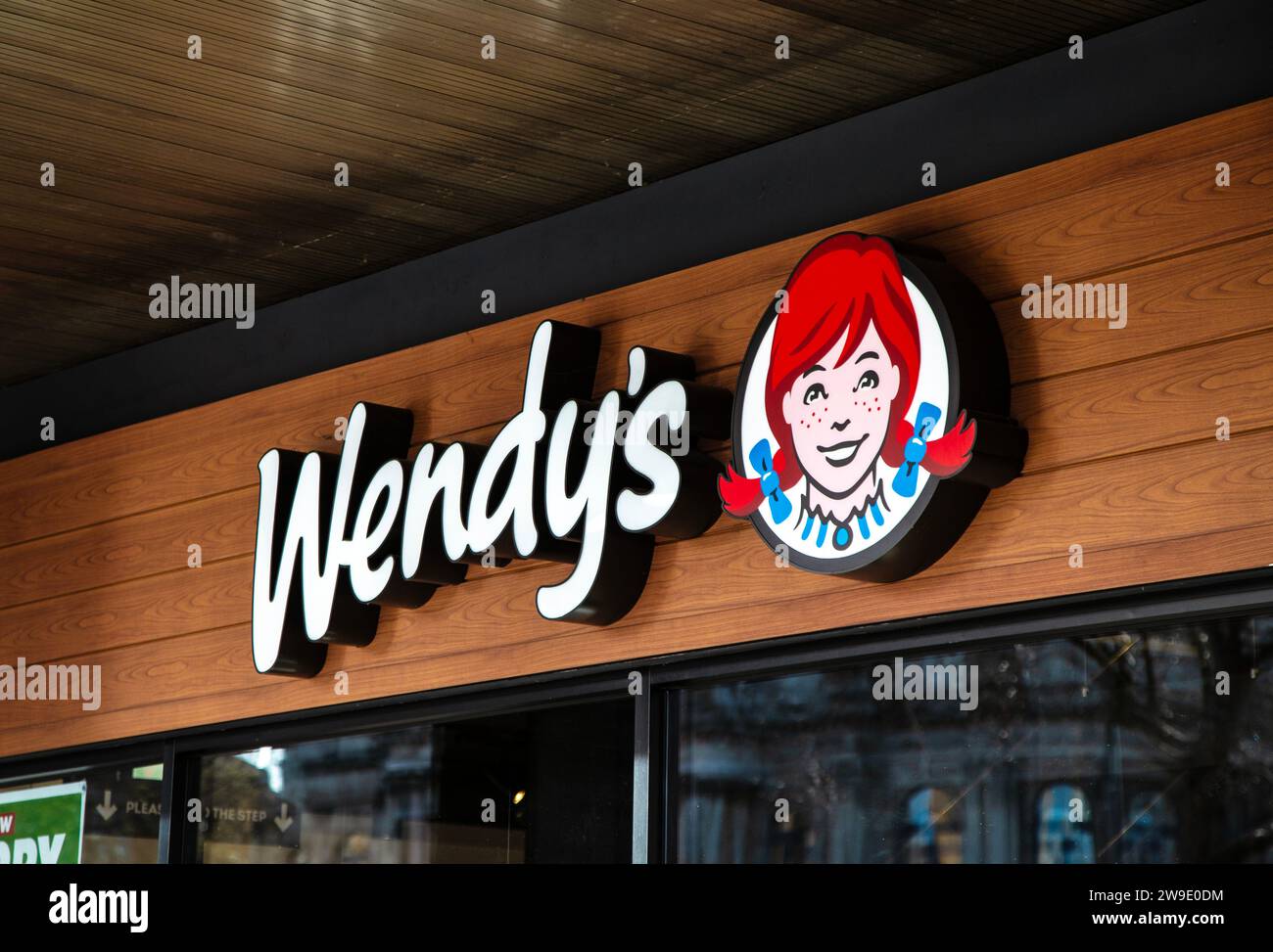 Schild über dem Eingang der Wendy's American Fast Food Kette, Stratford, London, England Stockfoto