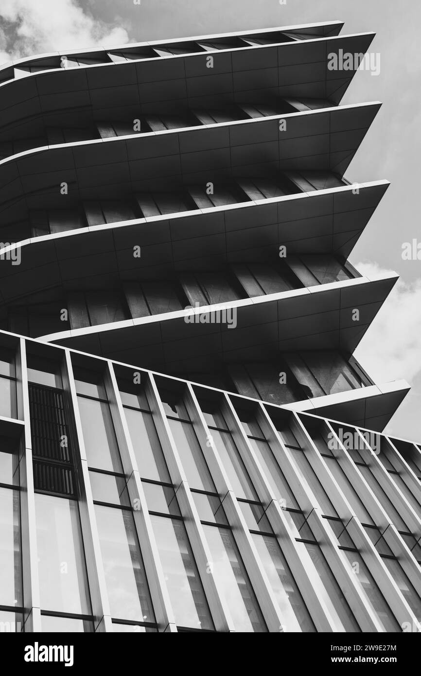 Abstrakte Stadtfotografie einer mehrschichtigen Gebäudefassade in Schwarz-weiß-Farben Stockfoto