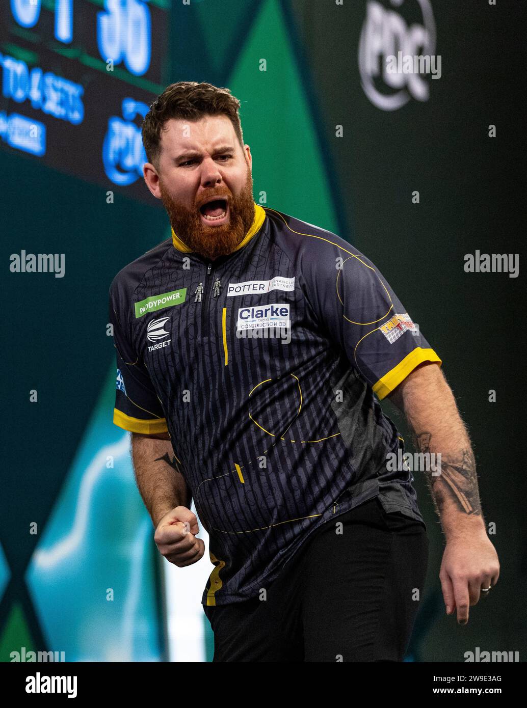 Scott Williams reagierte in seinem Spiel gegen Martin Schindler am 10. Tag der Paddy Power World Darts Championship im Alexandra Palace, London. Bilddatum: Mittwoch, 27. Dezember 2023. Stockfoto