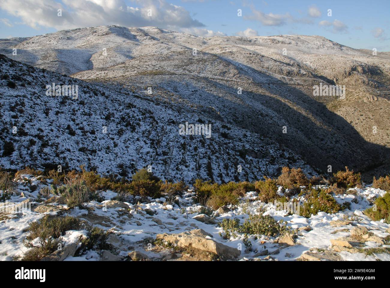 Winterlandschaft mit Schnee in den Bergen, Vall de Laguart, in der Nähe von Benimaurell, Provinz Alicante, Spanien Stockfoto