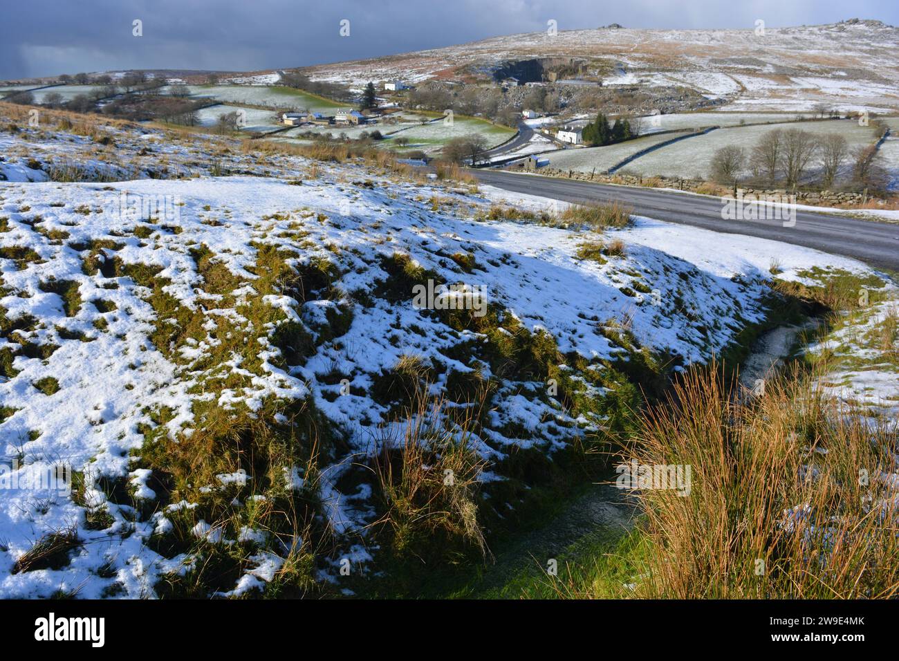 Winterlandschaft, Blick über die schneebedeckten Moore in der Nähe von Merrivale im Dartmoor-Nationalpark, Devon, England Stockfoto