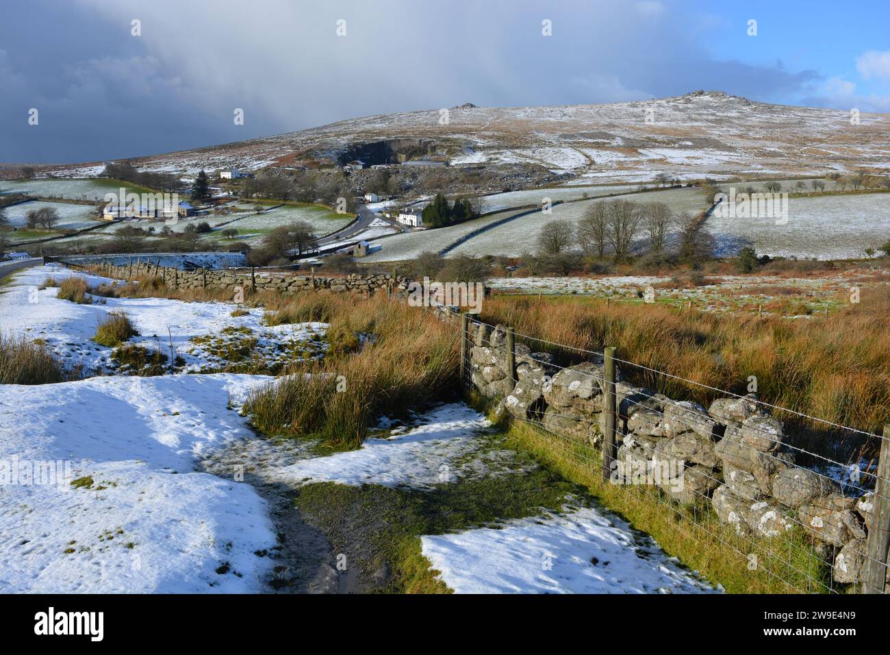 Winterlandschaft, Blick über die schneebedeckten Moore in der Nähe von Merrivale im Dartmoor-Nationalpark, Devon, England Stockfoto