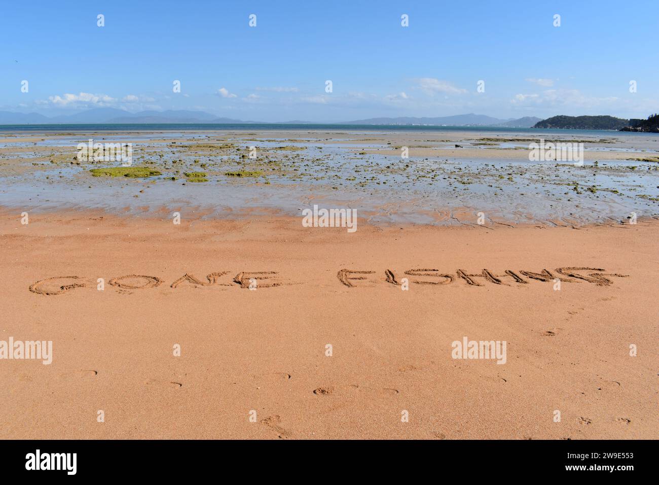 Fischen gegangen, Nachricht geschrieben am Strand bei Ebbe, Geoffrey Bay, Magnetic Island, Queensland, Australien Stockfoto