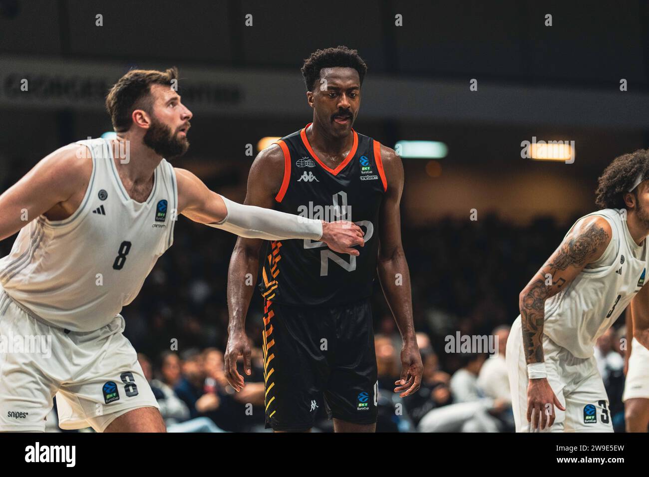 Paris, Frankreich 26. Dezember 2023 Gabe OLASENI (London) und Leon KRATZER (Paris) während des BKT EuroCup Basketballspiels zwischen Paris Basketball und London Lions am 26. Dezember 2023 in Halle Georges Carpentier in Paris Stockfoto