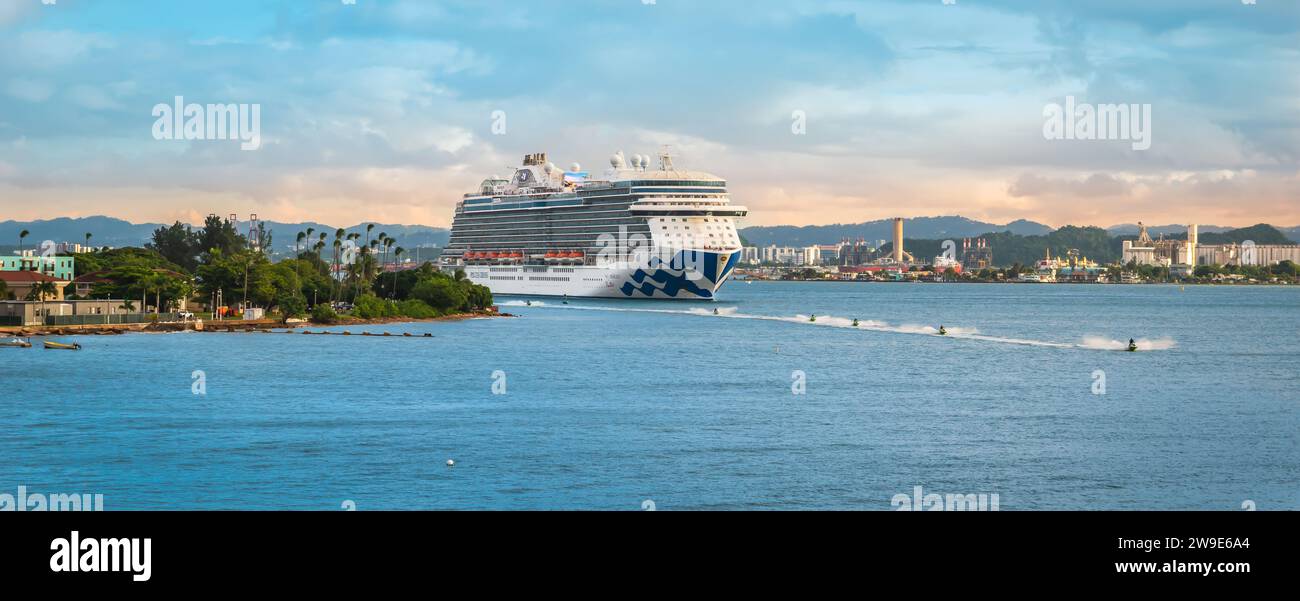 San Juan, Puerto Rico - 22. November 2023: Kreuzfahrtschiff Sky Princess of Princess Cruises, das vom Hafen von San Juan in Puerto Rico abfährt. Stockfoto