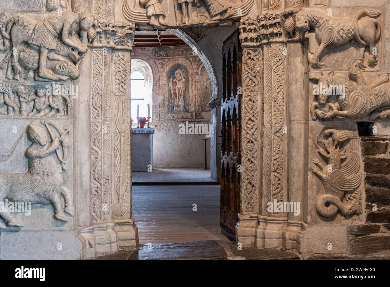 Schloss Tirol, Meran an Südtirol, Italien, 14. Juni 2023: Inneres des Schlosses: Kapellenportal aus Marmor, romanische Architekturskulptur in Tyro Stockfoto