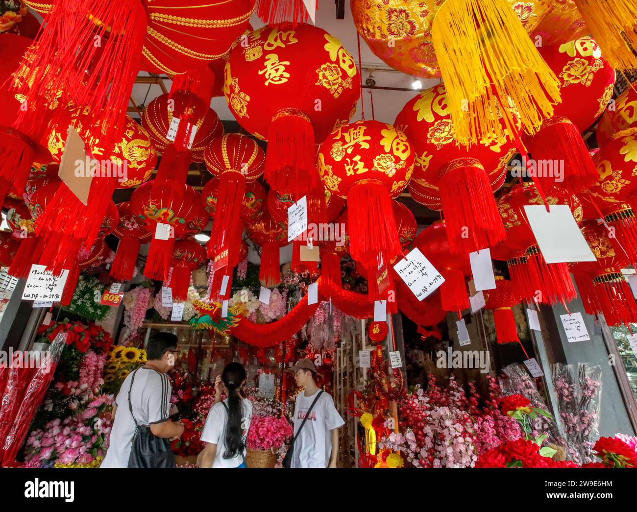 Kuala Lumpur, Malaysia. Dezember 2023. Der ethnische chinesische Familienladen für Hausdekorationen vor dem Mondneujahr des Drachen, genauer gesagt Wood Dragon, ab dem 10. Februar 2024, der von den Chinesen auf der ganzen Welt gefeiert wird. (Foto: Wong Fok Loy/SOPA Images/SIPA USA) Credit: SIPA USA/Alamy Live News Stockfoto