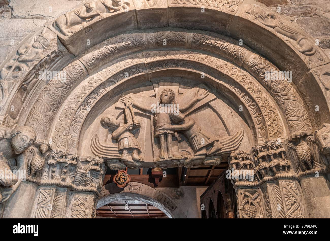 Schloss Tirol, Meran an Südtirol, Italien, 14. Juni 2023: Inneres des Schlosses: Kapellenportal aus Marmor, romanische Architekturskulptur in Tyro Stockfoto