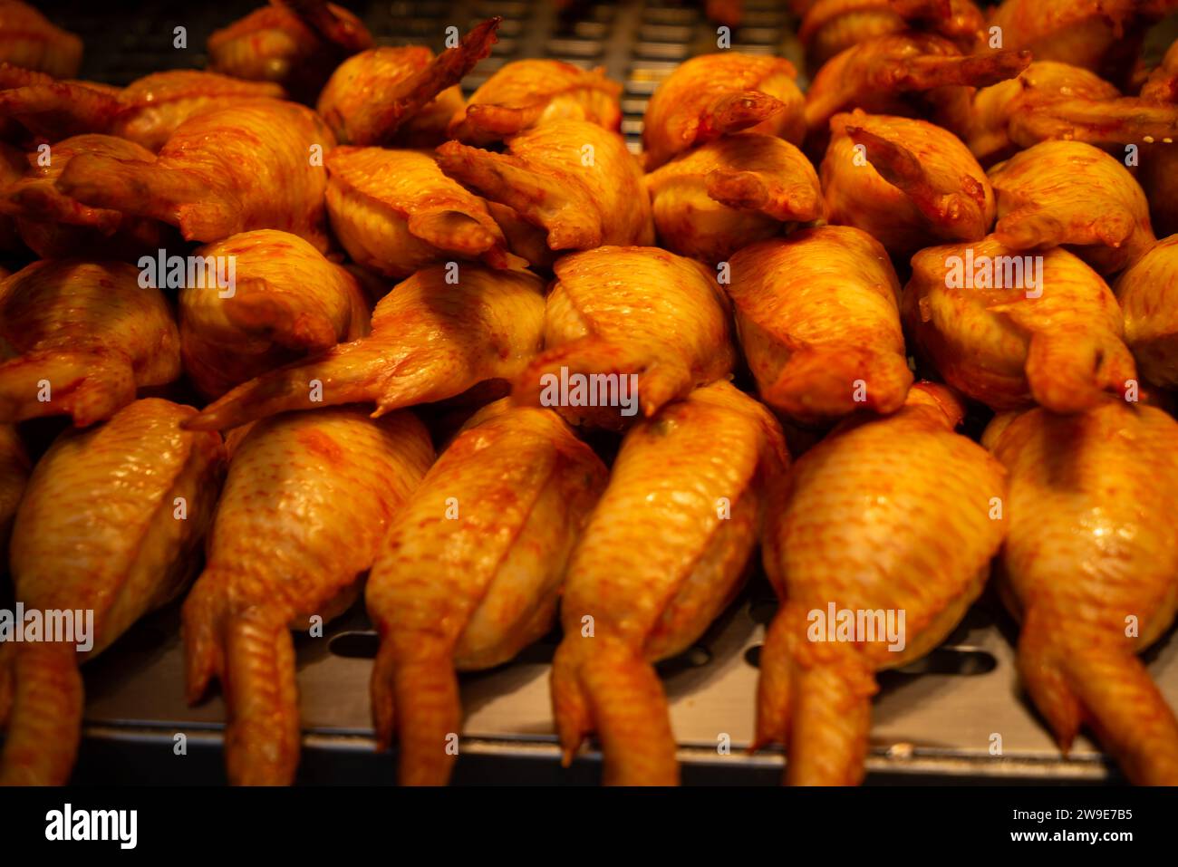 Goldbraune Hähnchenflügel, entbeint und gefüllt mit gebratenem Reis, die äußere Schicht aus zartem Hühnchen und die innere Schicht aus goldbraunem gebratenem Reis. Stockfoto