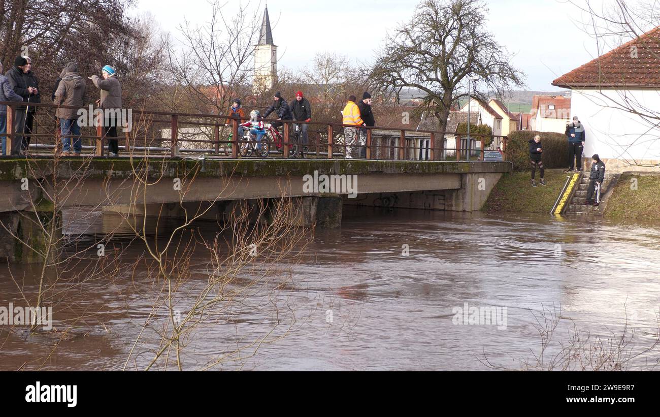 Die Hochwassersituation an der Helme ist noch immer ernst. Nachdem zwar