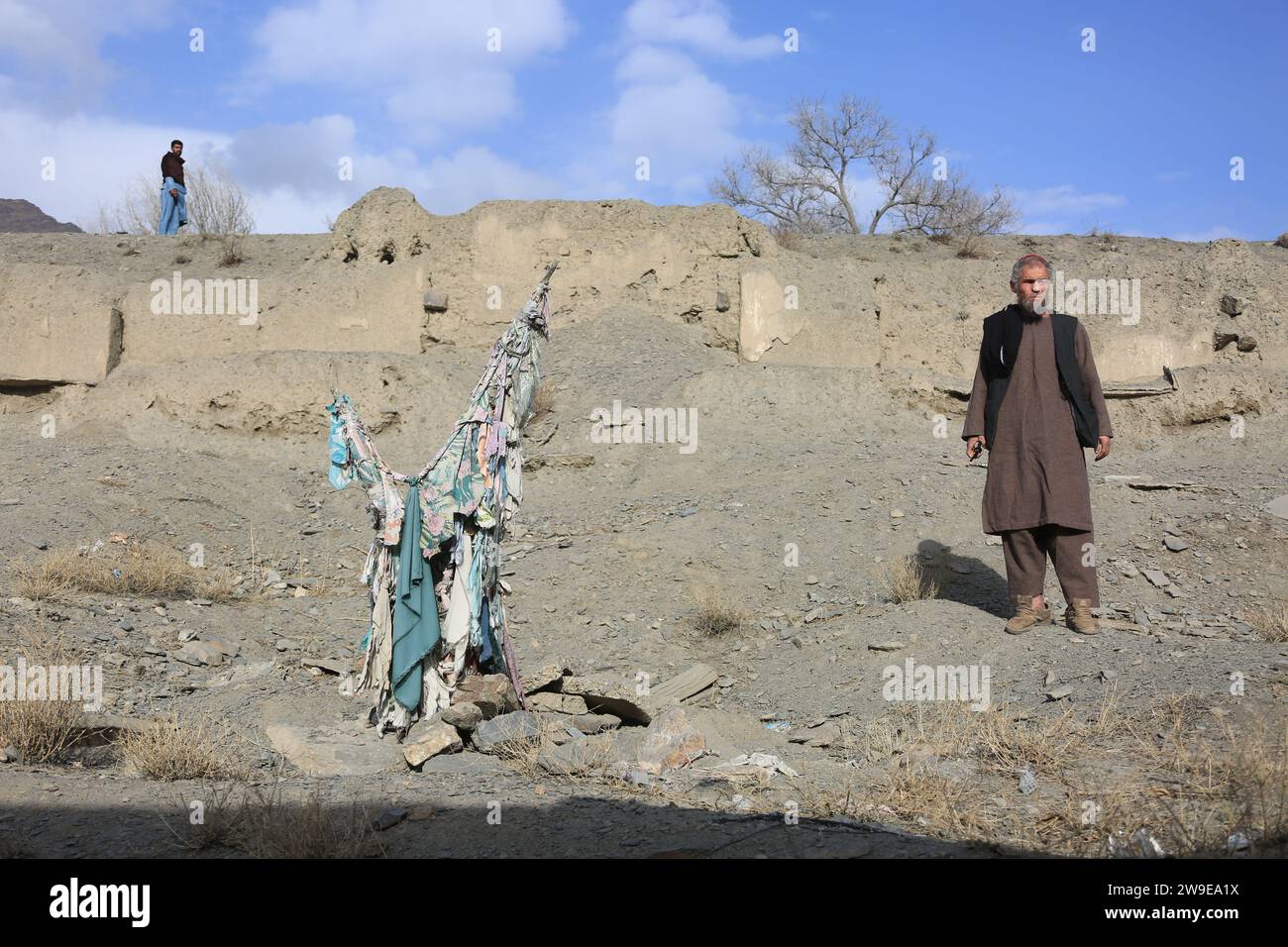 Ismael Khil. Dezember 2023. Dieses Foto vom 24. Dezember 2023 zeigt einen Mann, der in der Nähe der Häuser steht, die durch Bombardements der US-Truppen im Dorf Ismael Khil in der Provinz Wardak, Afghanistan, zerstört wurden. Jahre später erinnern sich die afghanischen Dorfbewohner noch lebhaft an die Operationen und Bombardements, die die US-Truppen während ihrer 20-jährigen Präsenz in dem vom Krieg zerrütteten Land durchgeführt hatten. ZU GEHEN MIT „Feature: Afghans still in traurig, Familienmitglieder in US-Bombardements zu verlieren“ Credit: Saifurahman Safi/Xinhua/Alamy Live News Stockfoto