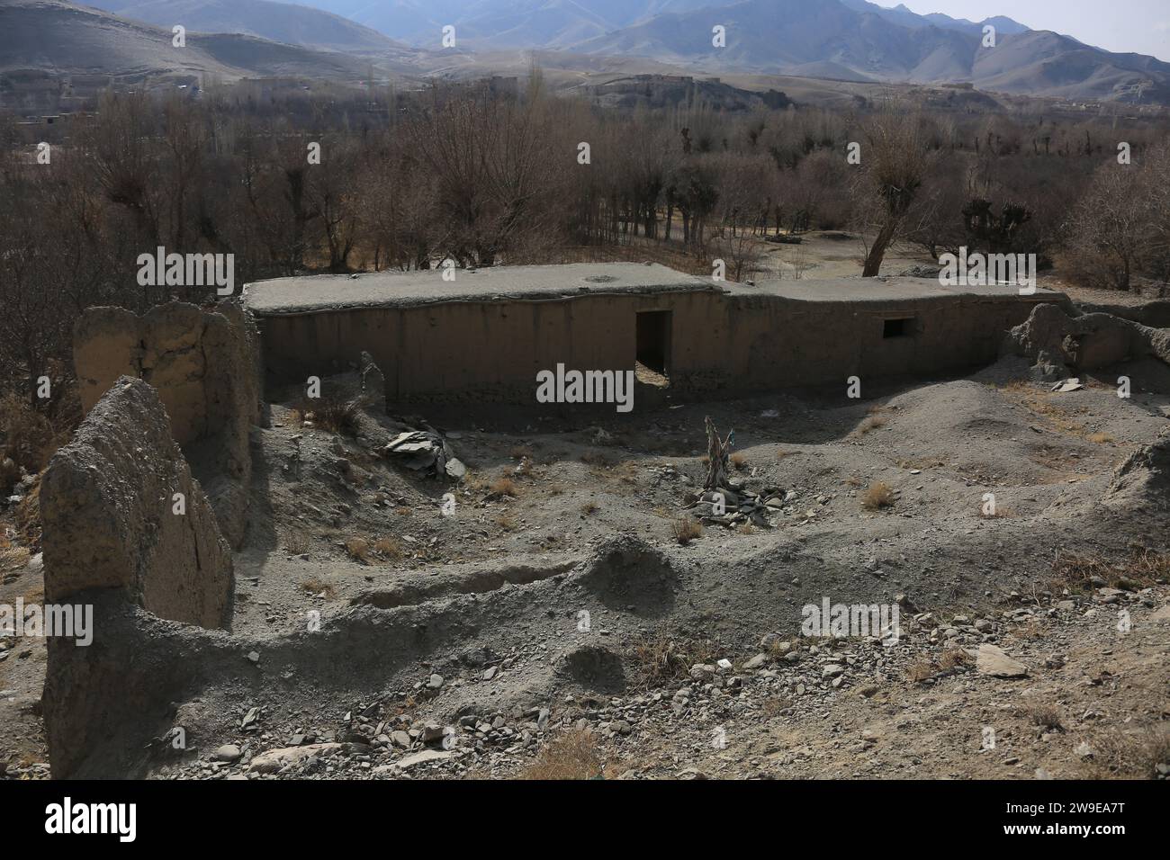 (231227) -- ISMAEL KHIL, 27. Dezember 2023 (Xinhua) -- dieses Foto vom 24. Dezember 2023 zeigt Häuser, die durch Bombardements der US-Truppen im Dorf Ismael Khil in der Provinz Wardak, Afghanistan zerstört wurden. Jahre später erinnern sich die afghanischen Dorfbewohner noch lebhaft an die Operationen und Bombardements, die die US-Truppen während ihrer 20-jährigen Präsenz in dem vom Krieg zerrütteten Land durchgeführt haben. ZU GEHEN MIT „Feature: Afghans still in traurig, Familienmitglieder bei US-Bombardements zu verlieren“ (Foto: Saifurahman Safi/Xinhua) Stockfoto