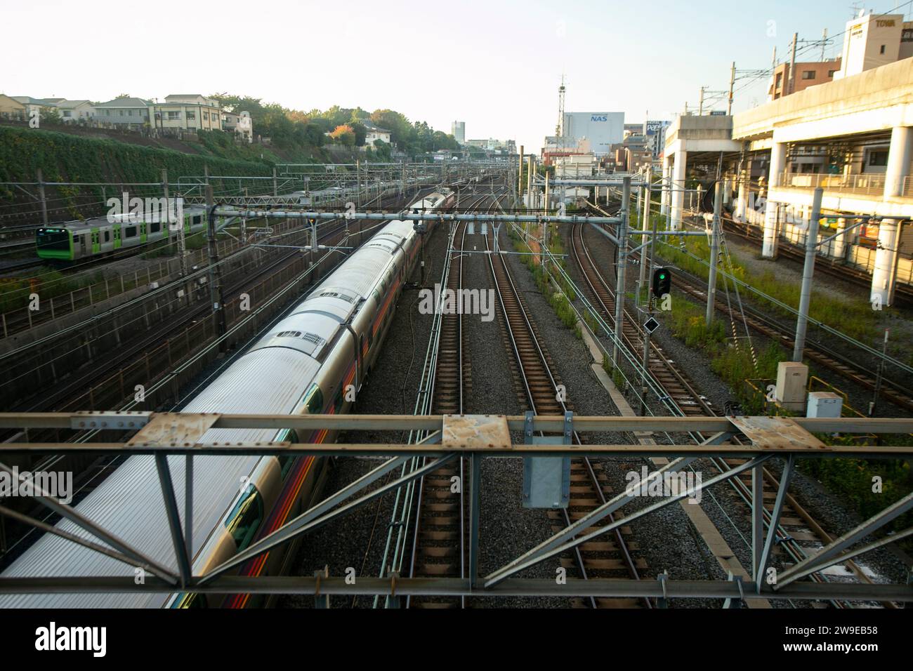 Tokio, Japan; 1. Oktober 2023: Züge fahren durch den Bahnhof Nippori in Tokio. Stockfoto