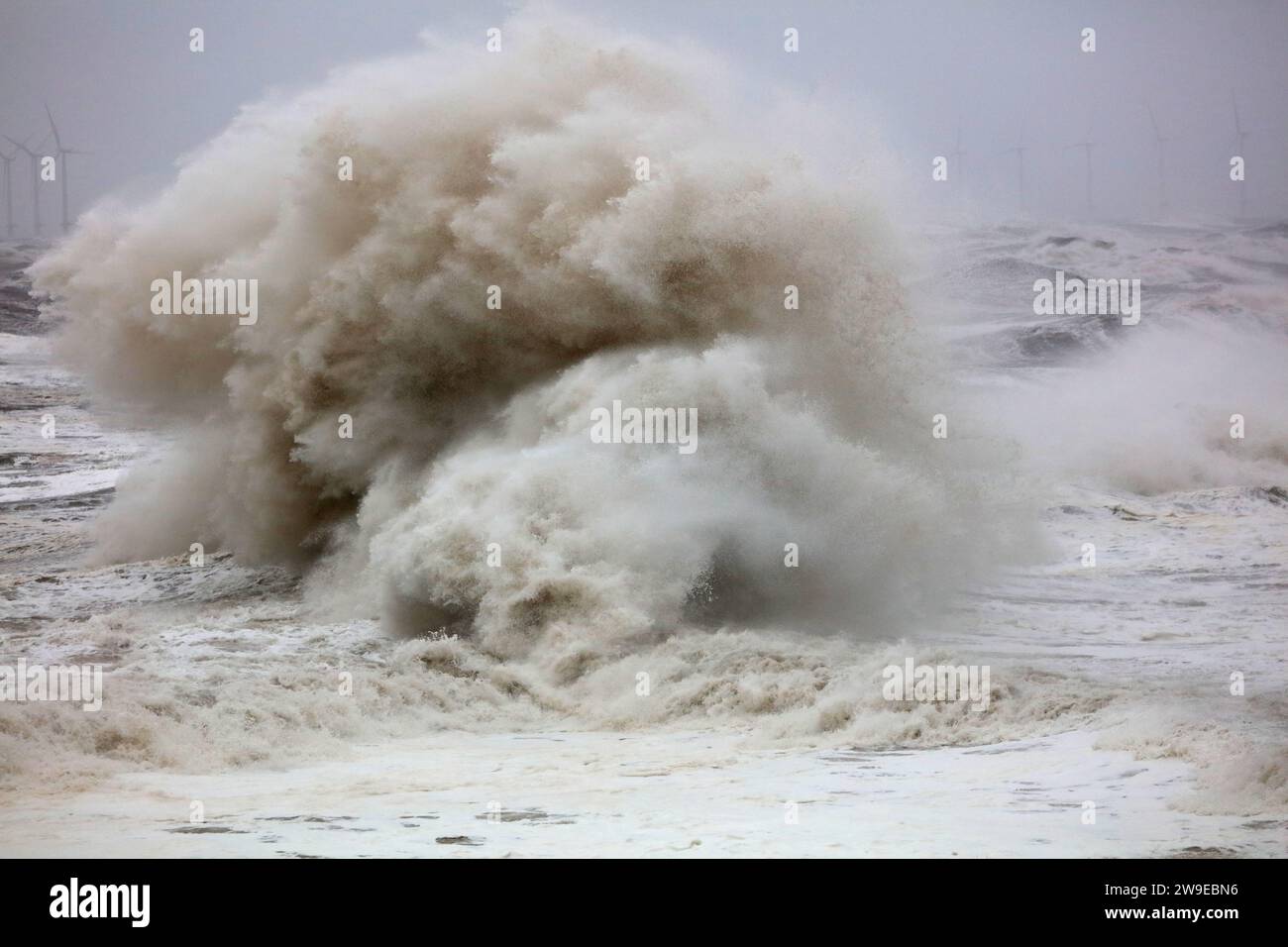 Riesige Wellen während eines starken Sturms in Hartlepool, County Durham. England, Großbritannien. Stockfoto