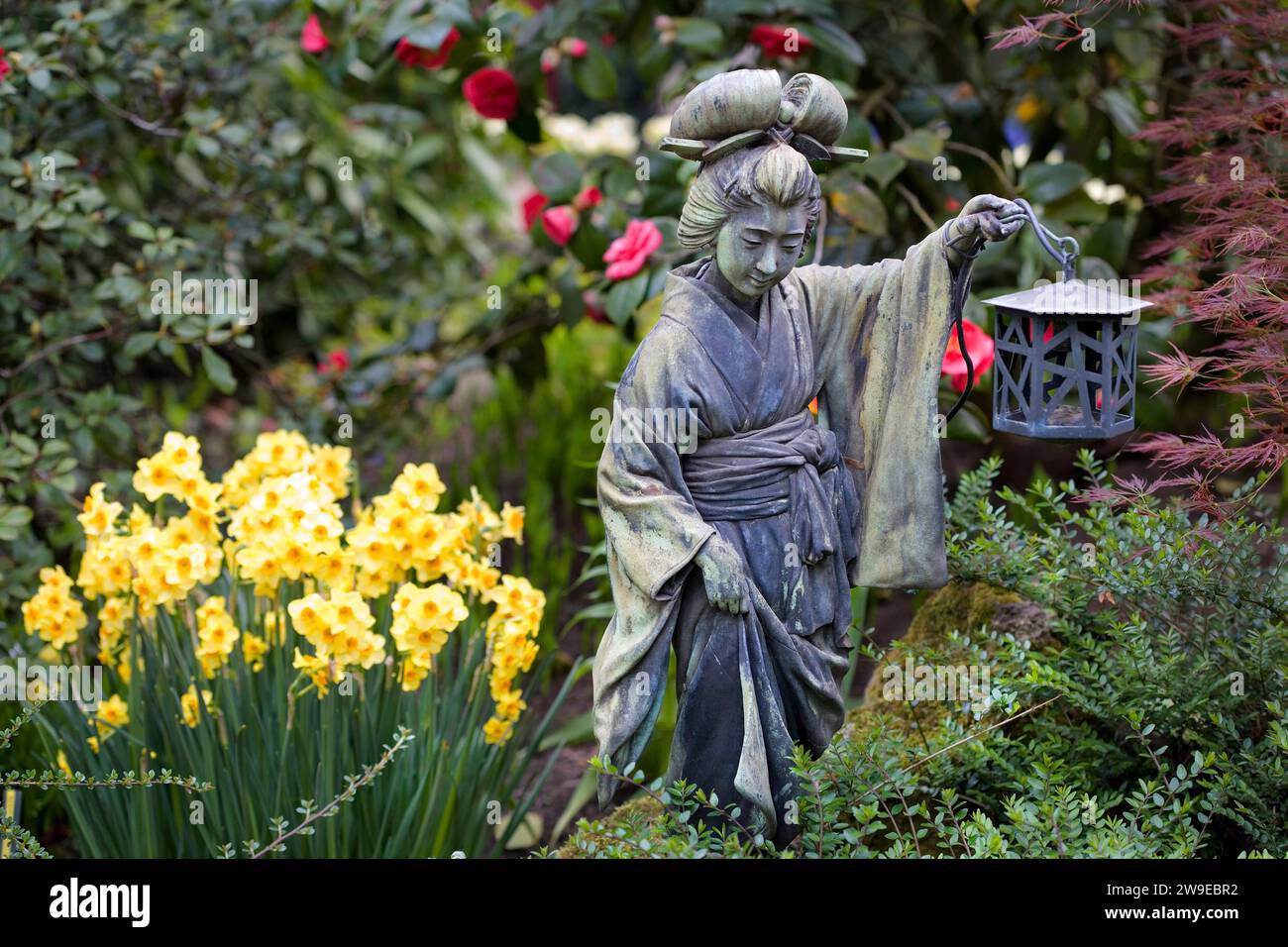 Statue mit Laterne, Japanischer Garten, Leverkusen, Nordrhein-Westfalen, Deutschland, Europa Stockfoto