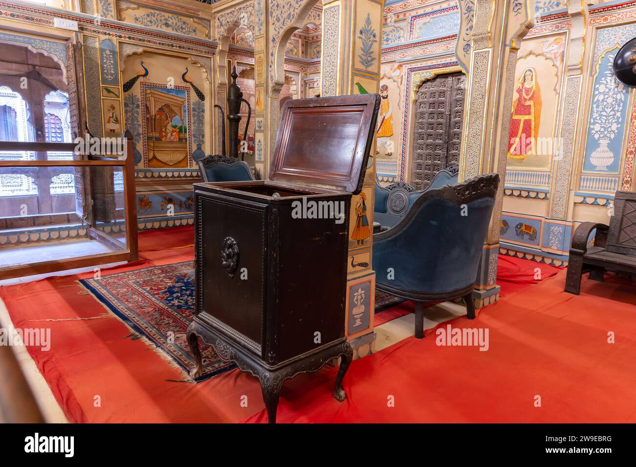 Jaisalmer, Rajasthan, Indien-16. Oktober 2019 : dekoriertes altes Sofa für Besprechungen, Innenarchitektur des antiken Raumes von Rajasthan, Museum von Patwon ki h Stockfoto