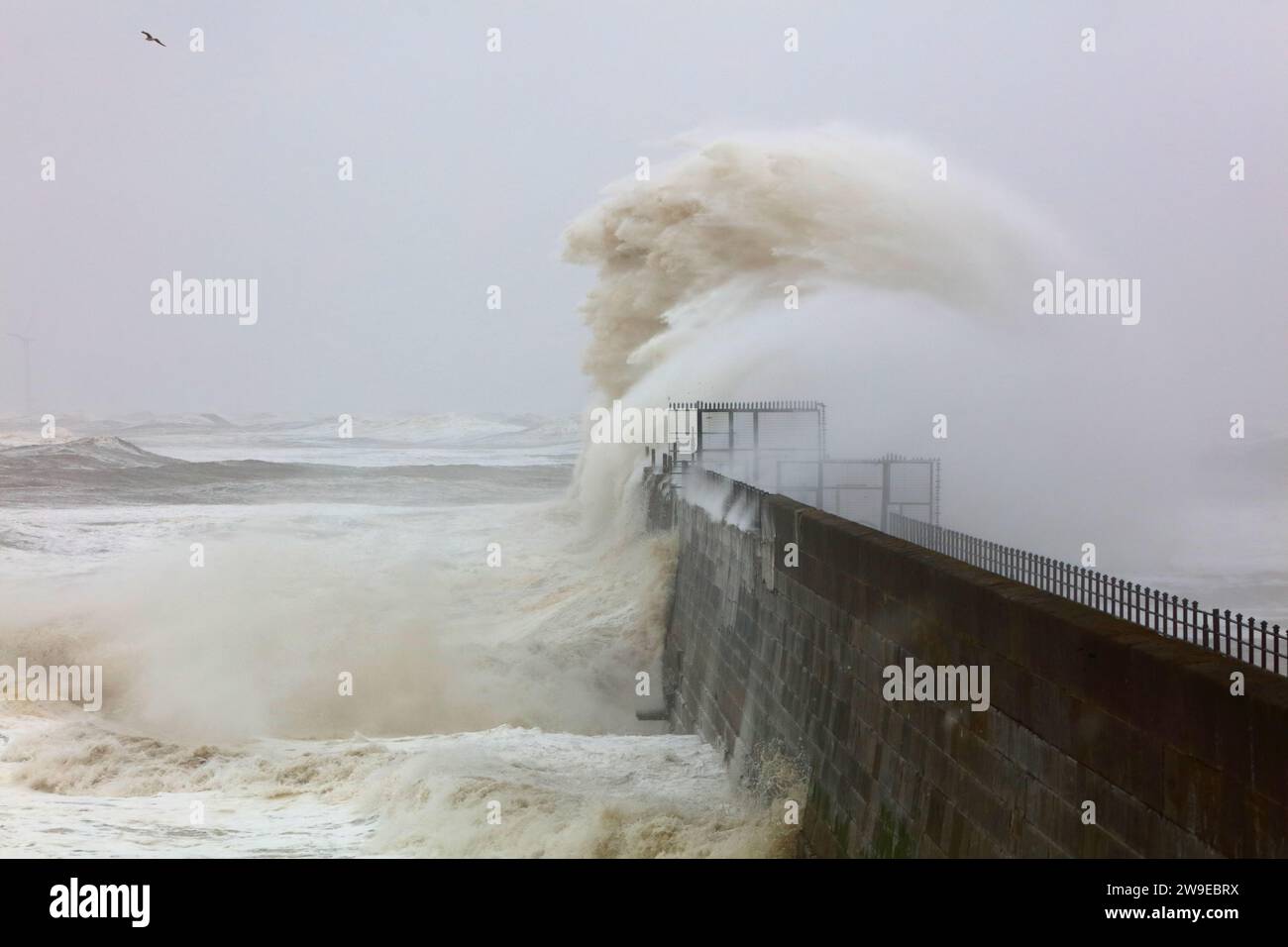 Riesige Wellen, die während eines Sturms in Hartlepool Headland, County Durham, England, Großbritannien, eine Seeschutzmauer zerschlagen. Stockfoto