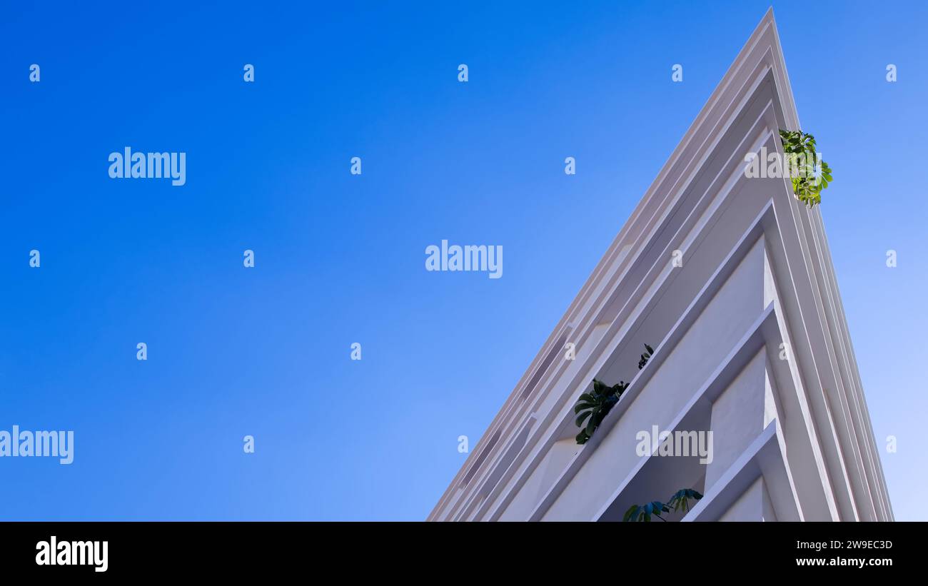 Historisches Gebäude im europäischen Stil mit eleganten architektonischen Details und kunstvoller Fassade. Ein klassisches Wahrzeichen der Stadt, das Kulturerbe und urbanes Design vereint Stockfoto