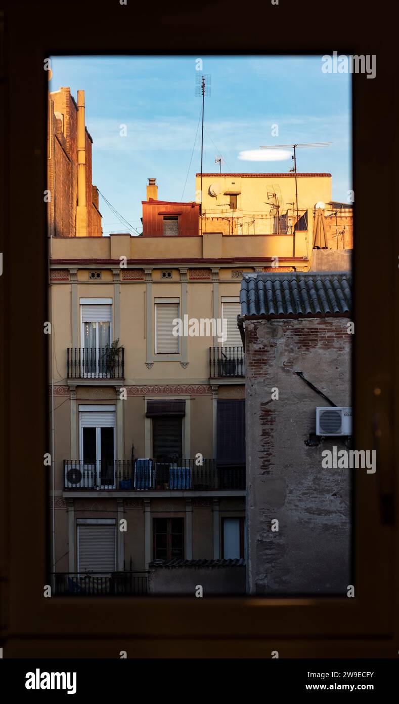 Blick auf die Barcelona Straße vom Fenster am Morgen. Das Foto hat einen Fensterrahmen. Stockfoto