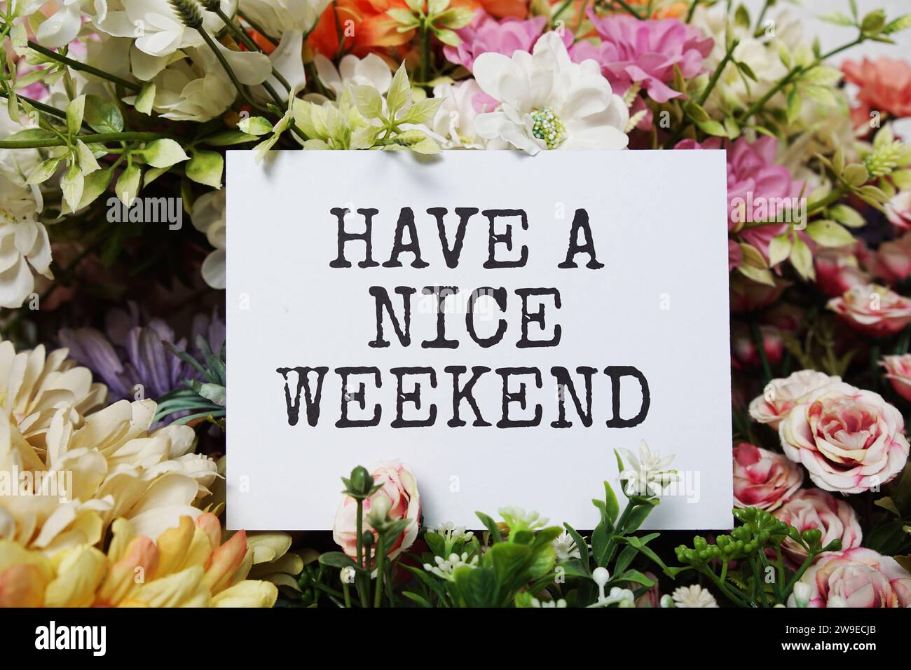Ich habe eine schöne Wochenendnachricht auf Papierkarte mit wunderschönen Blumendekorationen Stockfoto