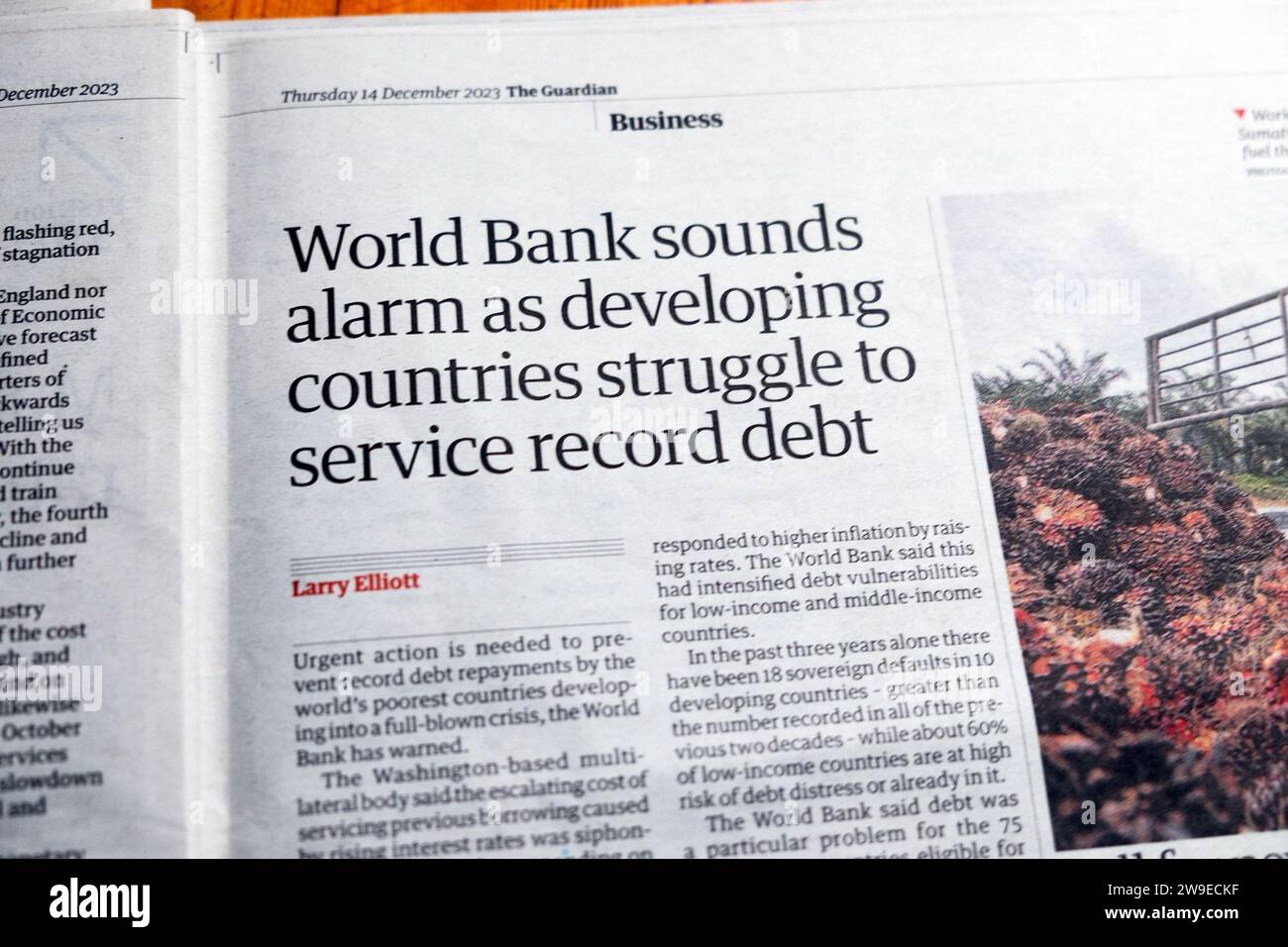 „Die Weltbank ist alarmiert, während Entwicklungsländer kämpfen, Rekordschulden zu bedienen“, titelt die Zeitung Guardian 14. Dezember 2023 London England Großbritannien Stockfoto