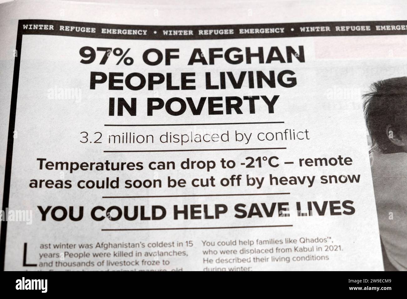 „97 % der AFGHANISCHEN MENSCHEN LEBEN IN ARMUT“ Zeitungswerbung für Menschen im eiskalten Winter in Afghanistan Dezember 2023 Großbritannien London England Großbritannien Stockfoto