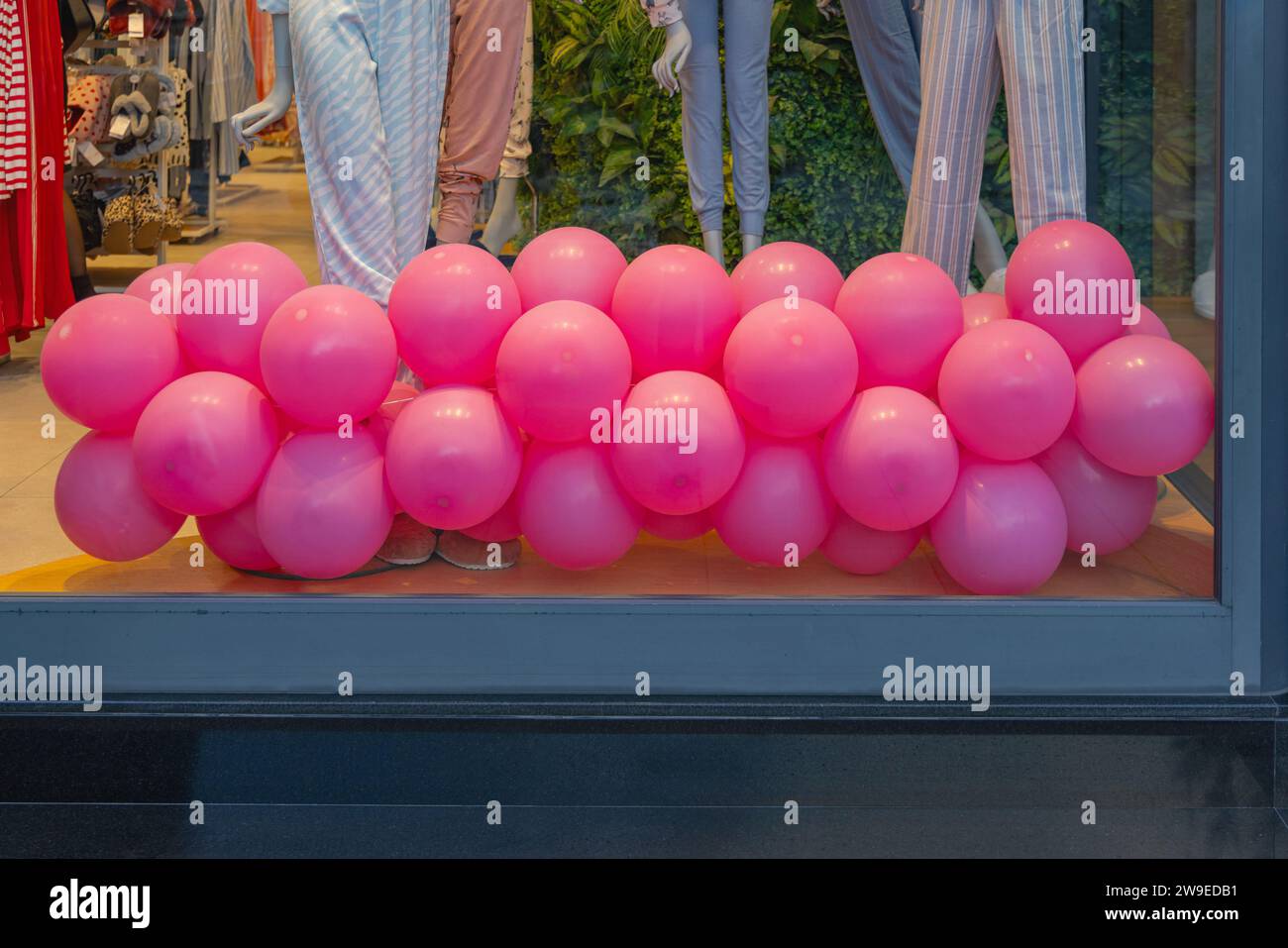 Ballons aus rosafarbenem Latex, Schaufensterdekor Stockfoto