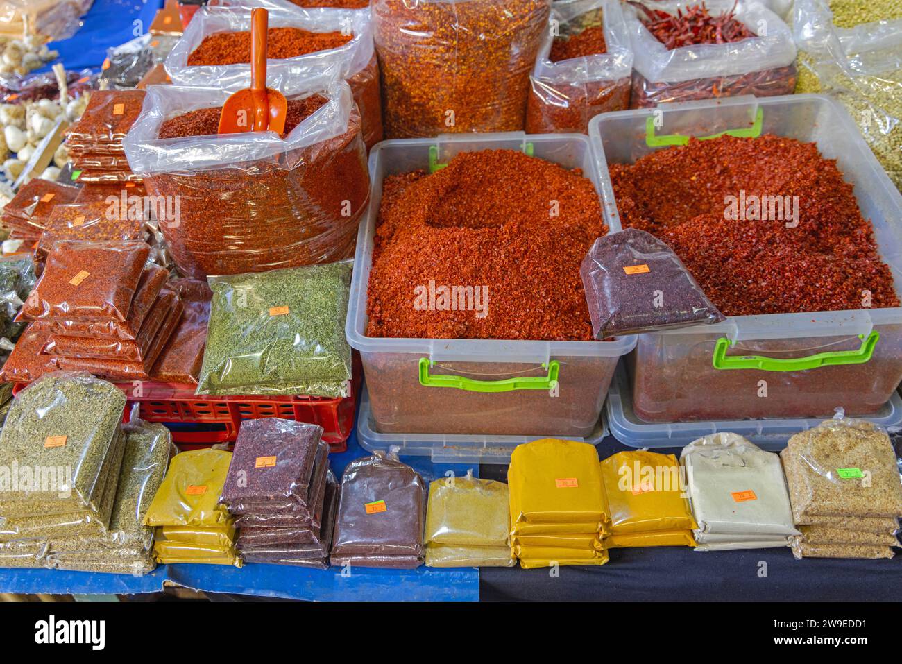 Getrocknete asiatische Gewürze Chili in Taschen am Bauernmarkt Stockfoto