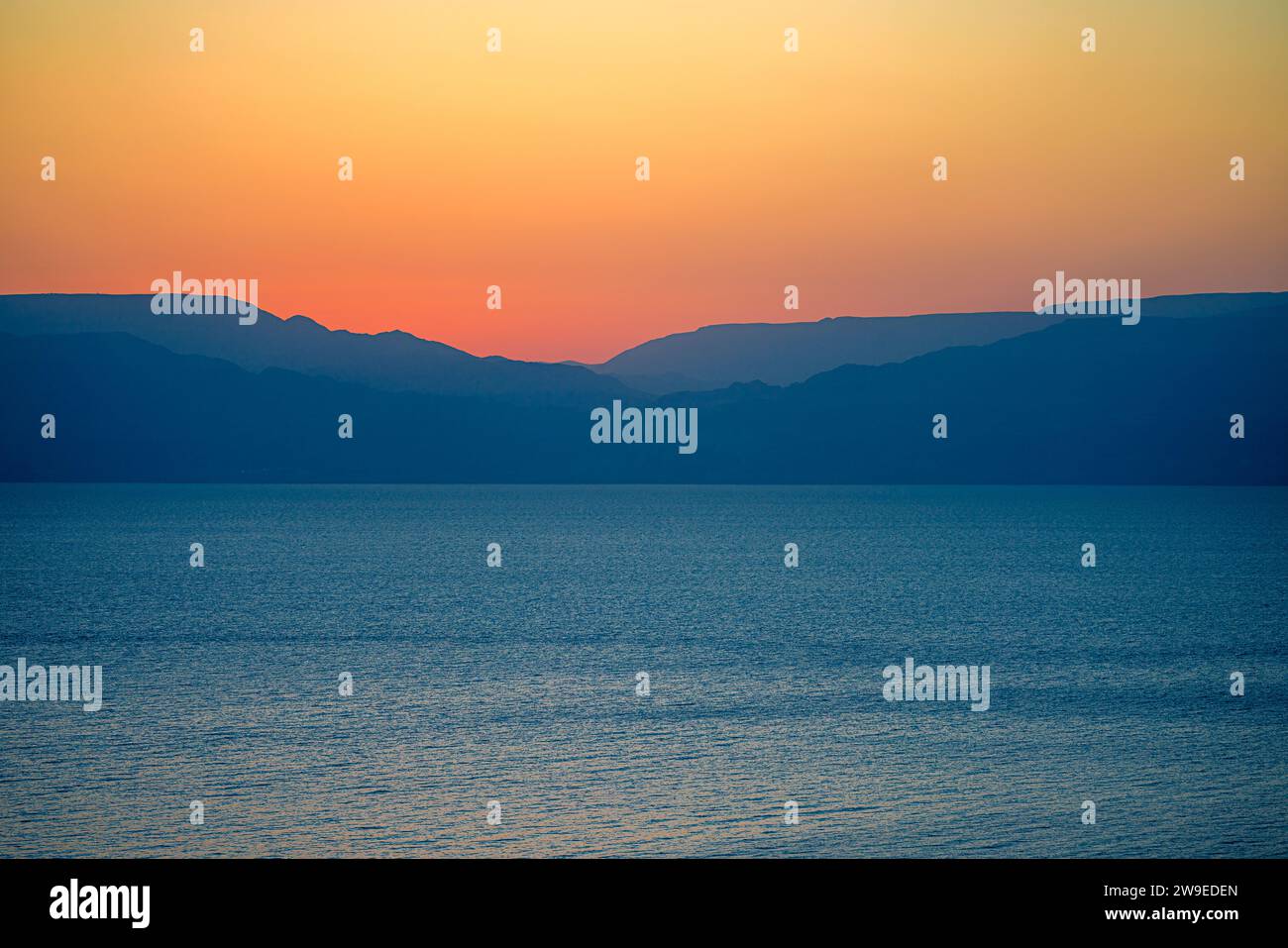 Malerischer Blick auf das Tote Meer auf der jordanischen Seite bei Sonnenaufgang. Eine idyllische Landschaft, voller Ruhe und Frieden. Stockfoto