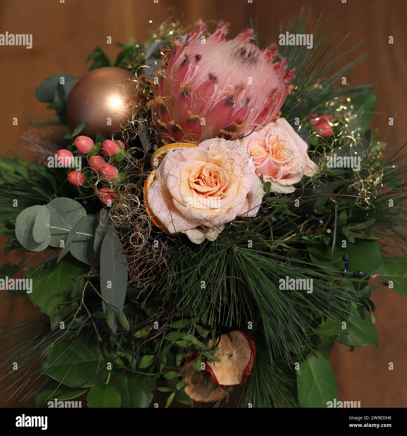 Nahaufnahme eines wunderschönen festlichen Blumenstraußes, schräge Seitenansicht Stockfoto