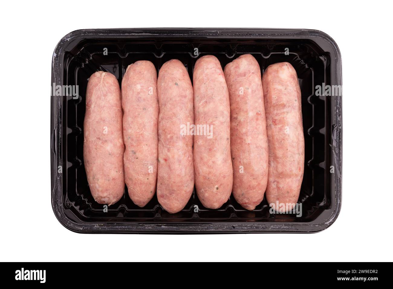 Ungekochte Schweinefleischwürste in Plastikverpackungen isoliert auf weißem Hintergrund, italienische Lebensmittel mit Schneidepfad Stockfoto