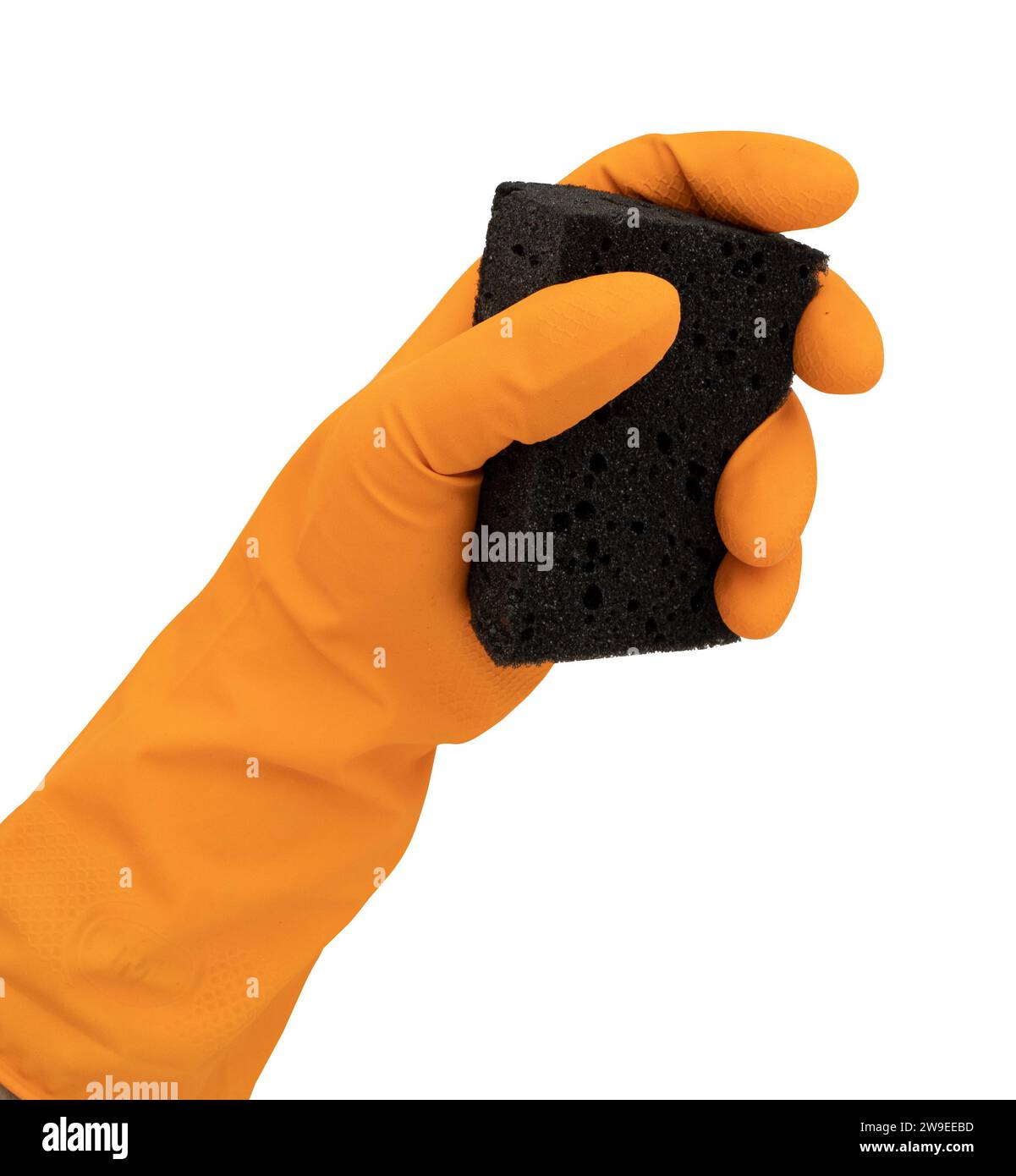 Schwamm zum Waschen von Geschirr in der Hand, Hand in orangefarbenem Latexhandschuh mit isoliertem Schwamm auf weißem Hintergrund, Hausarbeit Stockfoto