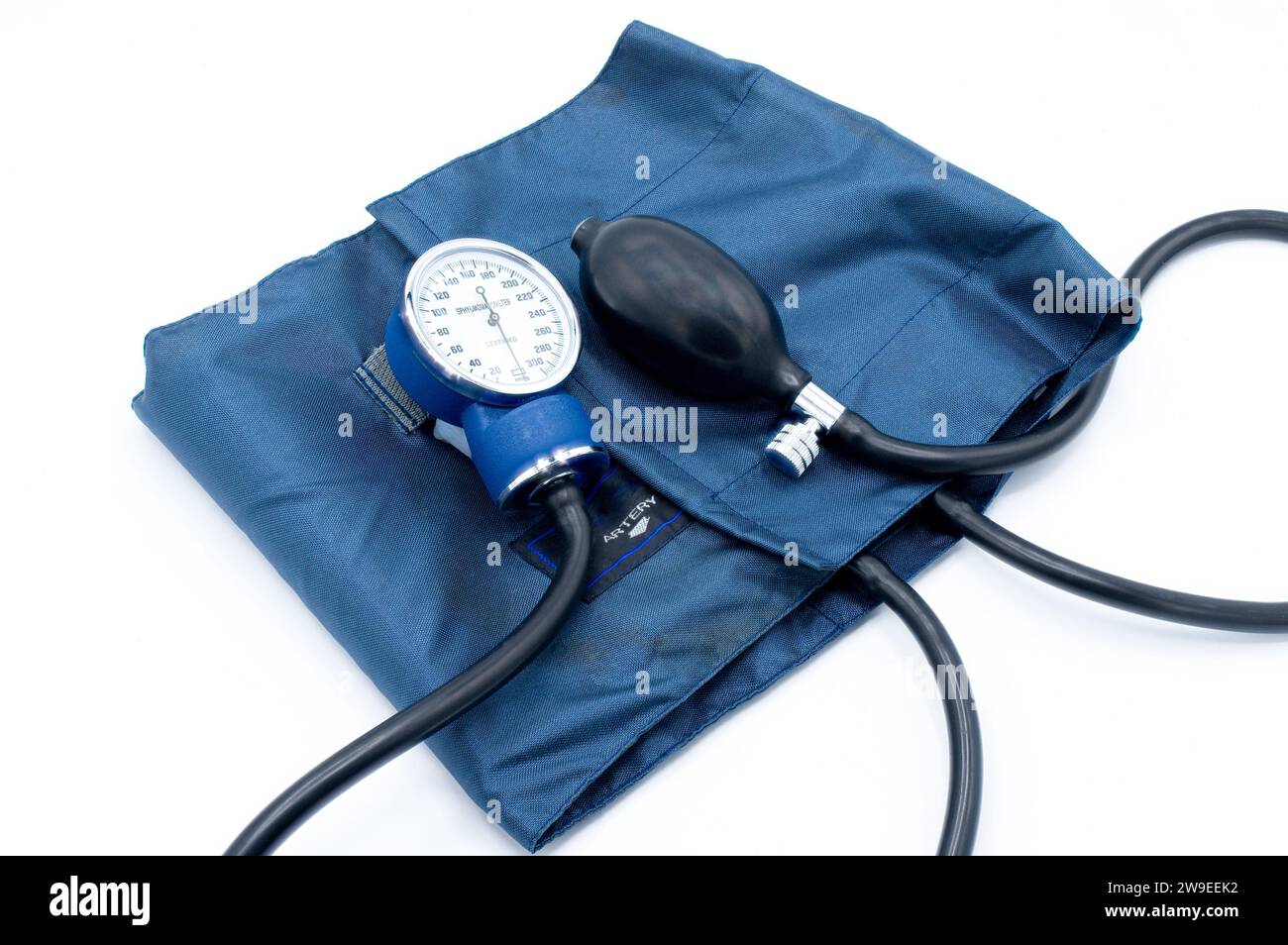 Sphygmomanometer ein Medizinprodukt zur arteriellen Blutdruckmessung. Es besteht aus einer aufblasbaren Gummimanschette, die um das obere A gewickelt ist Stockfoto