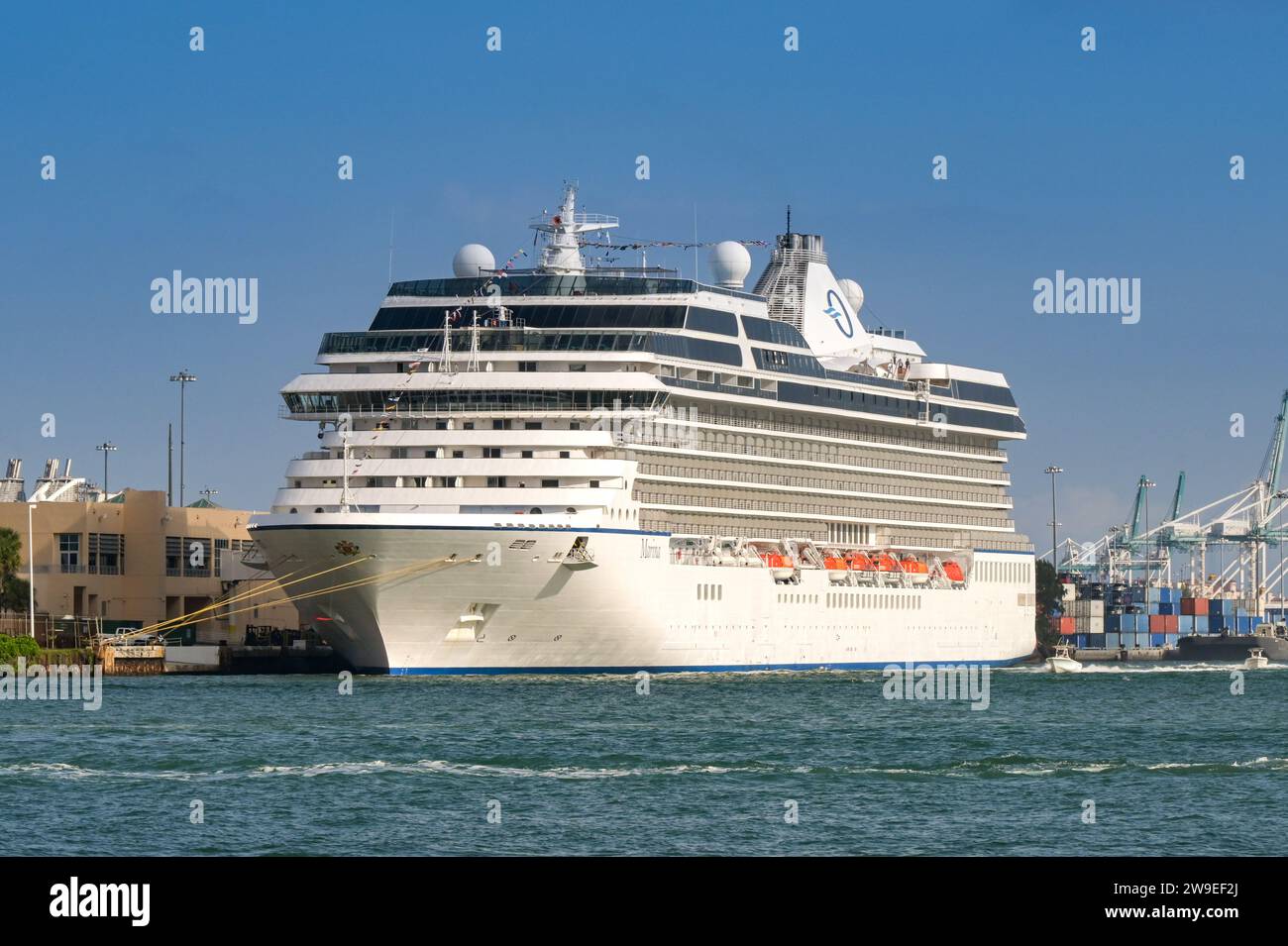 Miami, Florida, USA - 3. Dezember 2023: Das Kreuzfahrtschiff Marina legt im Hafen von Miami an. Das Schiff wird von Oceania Cruises betrieben. Stockfoto