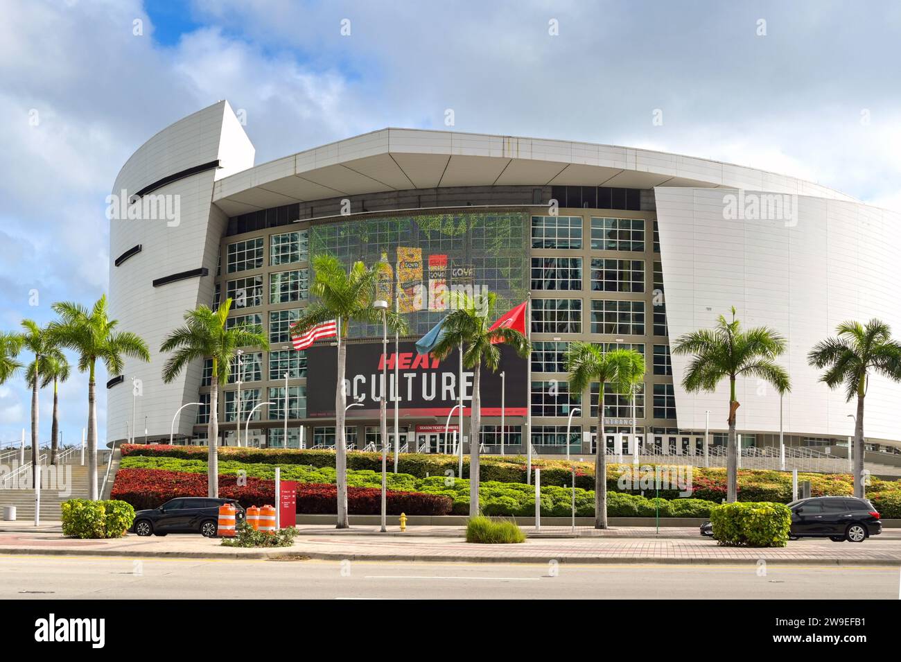Miami, Florida, USA - 1. Dezember 2023: Außenansicht der Mehrzweckarena Kaseya Arena auf dem Biscayne Bay Boulevard in der Innenstadt von Miami Stockfoto