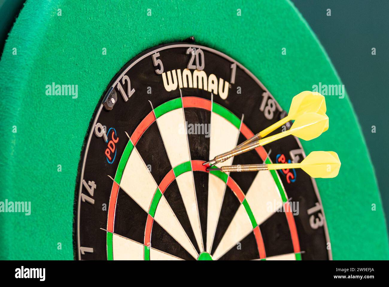 Alexandra Palace, London, Großbritannien. Dezember 2023. 2023/24 PDC Paddy Power World Dart Championships Tag 10 Nachmittagssitzung; Dave Chisnall trifft weitere 180 Credit: Action Plus Sports/Alamy Live News Stockfoto