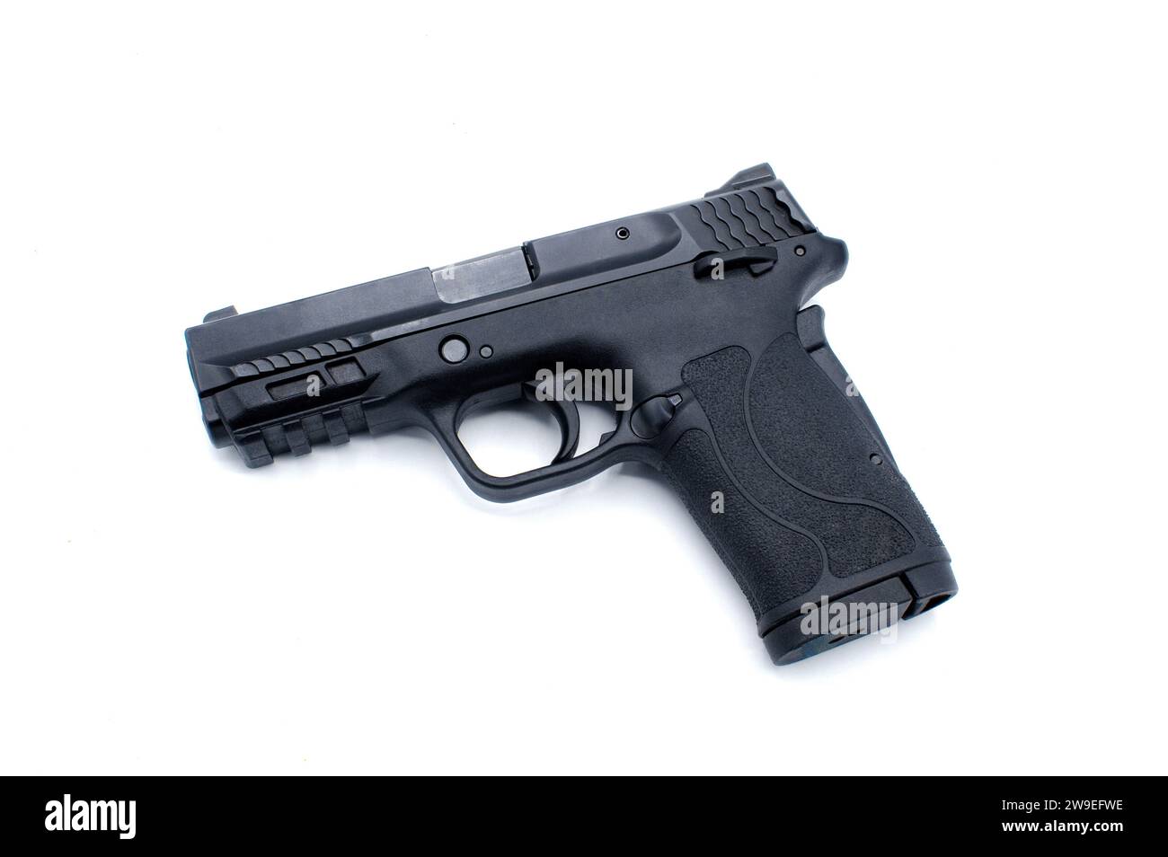 380 automatische halbautomatische Pistole Schwarzes Metall mit Hartpolymergriff 8 runde halbautomatische Clip Magazin Munition. Selbstverteidigungswaffe ist Stockfoto 380 automatische halbautomatische Pistole Schwarzes Metall mit Hartpolymergriff 8 runde halbautomatische Clip Magazin Munition. Selbstverteidigungswaffe ist Stockfoto