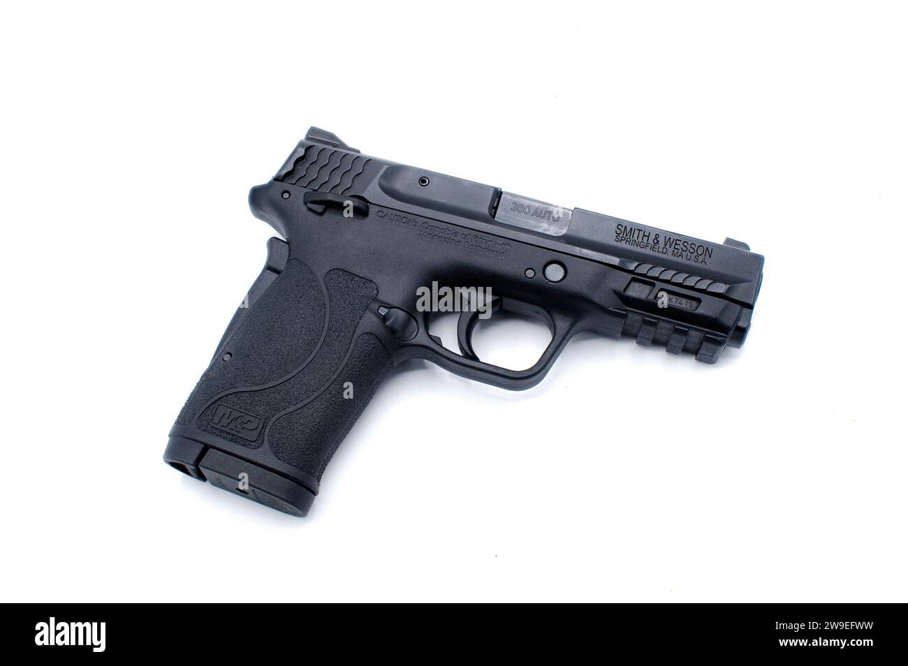 Ocala, FL, 29. November 2023. SMITH AND WESSON MP 380 SHIELD EZ Black Metal mit Hartpolymergriff 8 runde halbautomatische Clip-Munition. Selbst-DE Stockfoto Ocala, FL, 29. November 2023. SMITH AND WESSON MP 380 SHIELD EZ Black Metal mit Hartpolymergriff 8 runde halbautomatische Clip-Munition. Selbst-DE Stockfoto