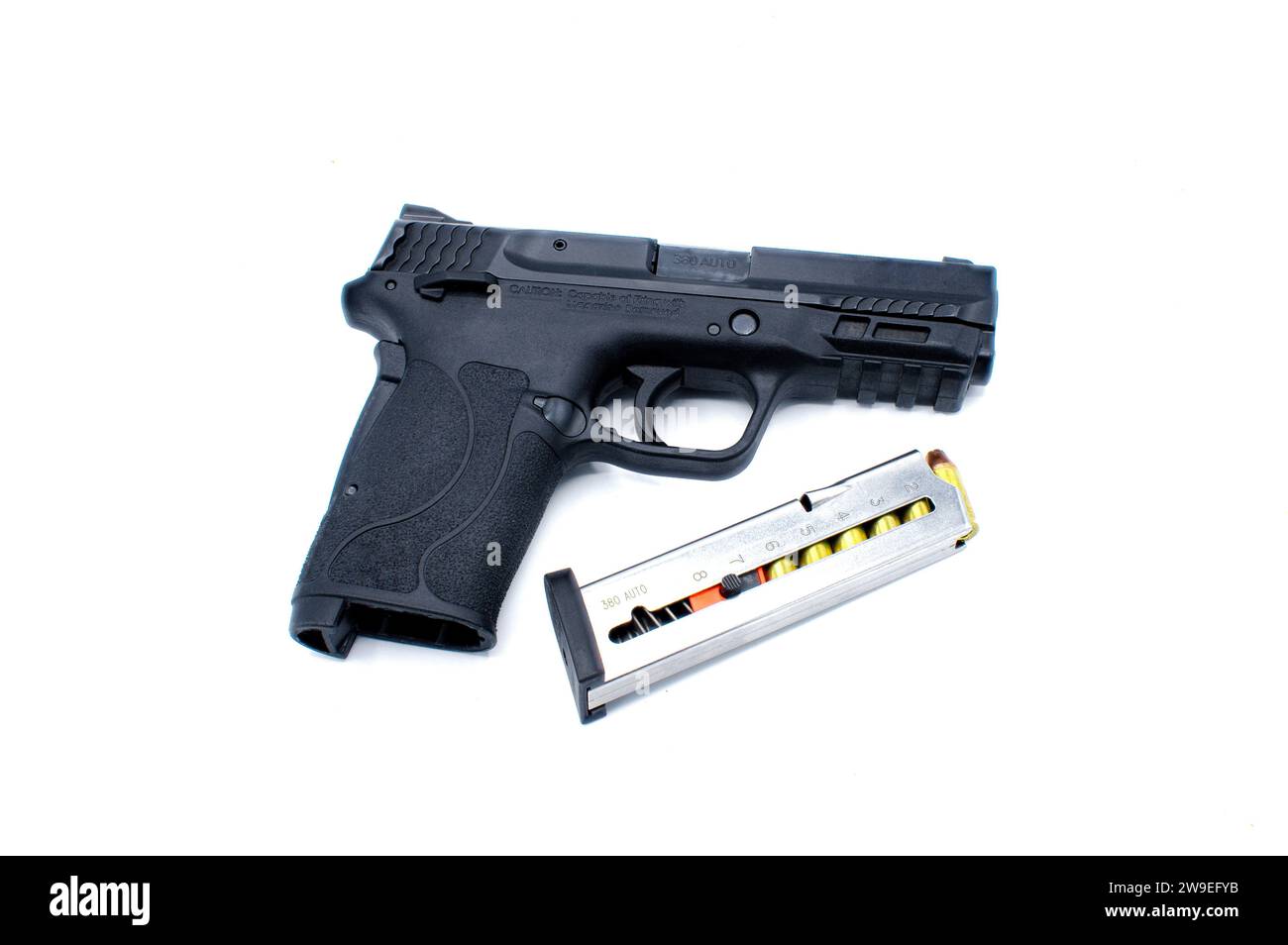 380 automatische halbautomatische Pistole Schwarzes Metall mit Hartpolymergriff 8 runde halbautomatische Clip Magazin Munition. Selbstverteidigungswaffe ist Stockfoto 380 automatische halbautomatische Pistole Schwarzes Metall mit Hartpolymergriff 8 runde halbautomatische Clip Magazin Munition. Selbstverteidigungswaffe ist Stockfoto