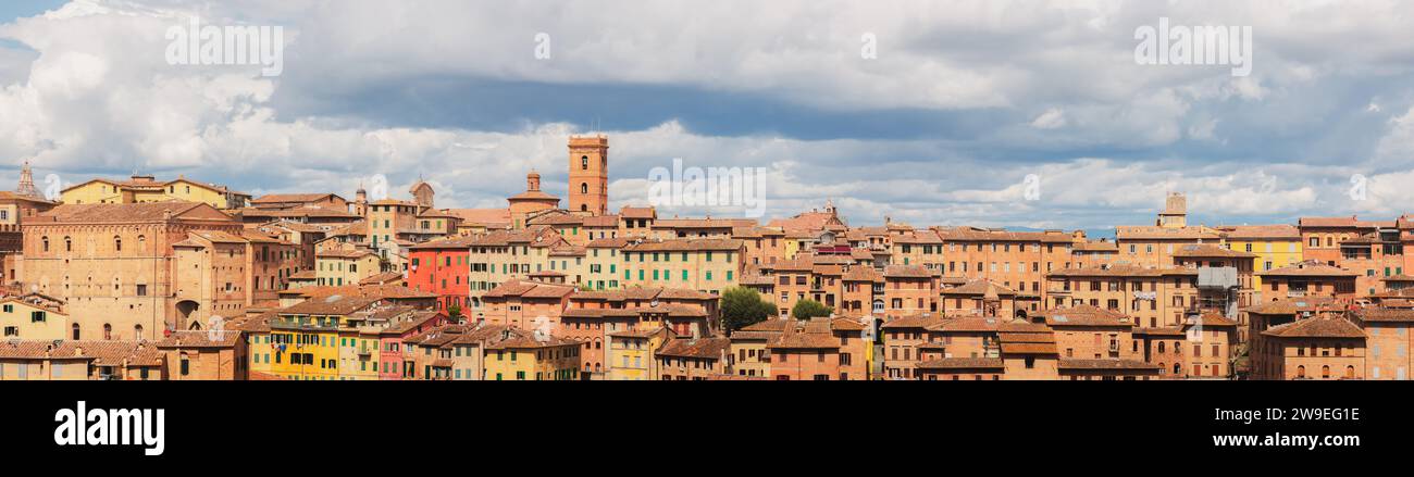 Großer Panoramablick auf die farbenfrohe und malerische Stadtlandschaft des historischen Bergdorfes Siena, Toskana, Italien. Stockfoto