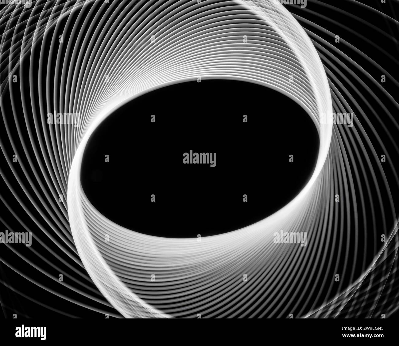 FOTO : Lichtmalerei von weißen Spirographen auf schwarzem Hintergrund Stockfoto