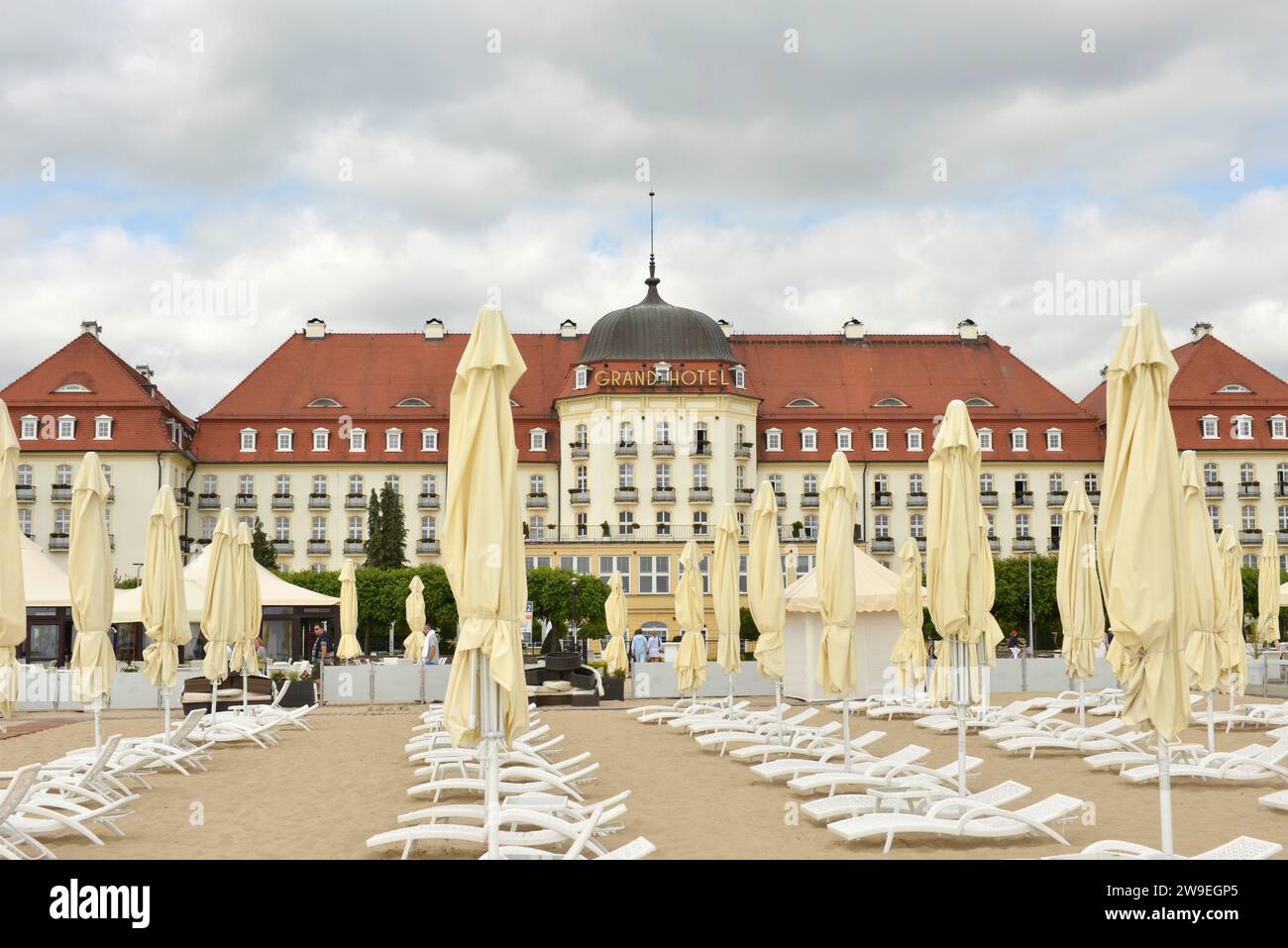 Sopot Poland Beach Sofitel Grand Sopot Hotel, leere Liegen und gefaltete Sonnenschirme am Strand im Ostseebad, Sopot Polen, Europa, EU Stockfoto