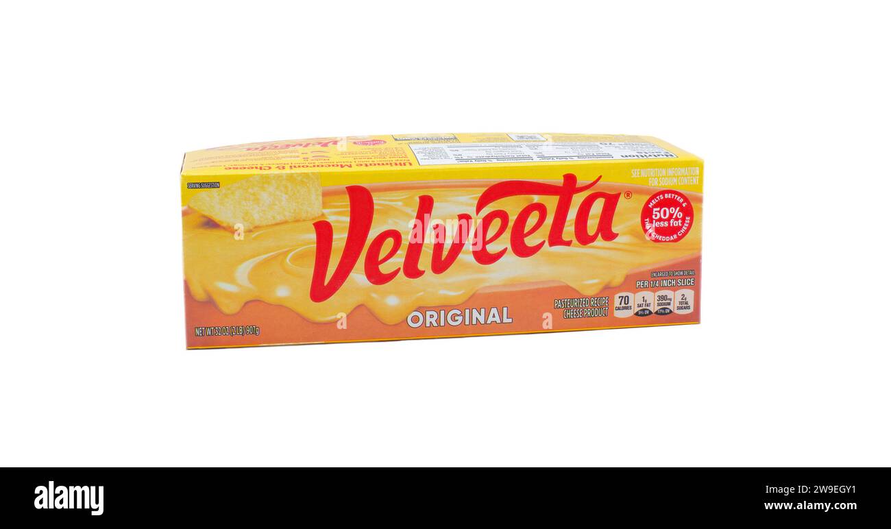 Ocala, FL, USA - November 2023 der Einzelhandel kaufte original Velveeta Käse rechteckige gelbe und rote Box, die 1918 gegründet wurde und sich im Besitz von befindet Stockfoto