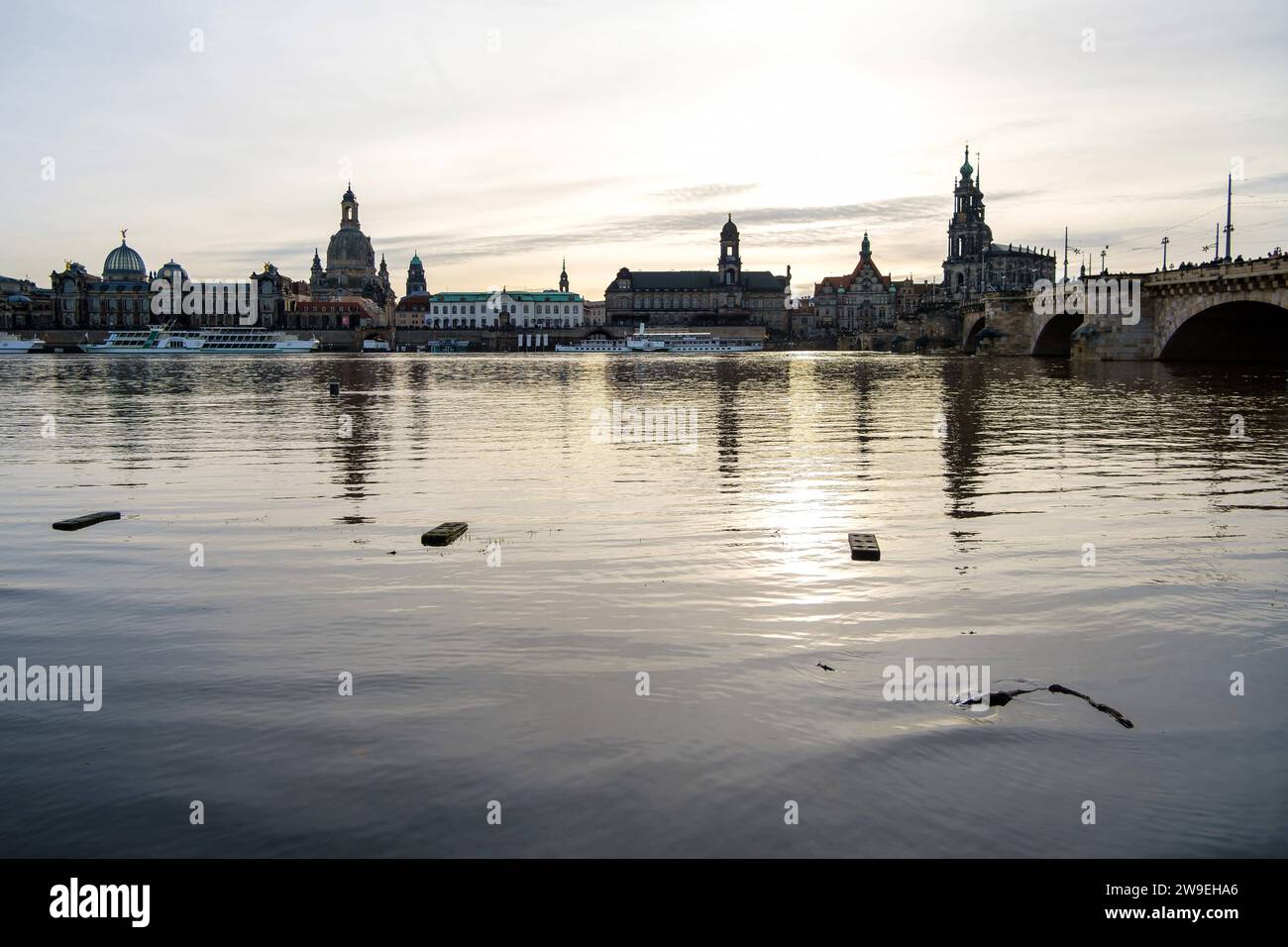 Elbehochwasser in Dresden DEU/Deutschland/Sachsen/Dresden, 27.12.2023, starke Regenfaelle und