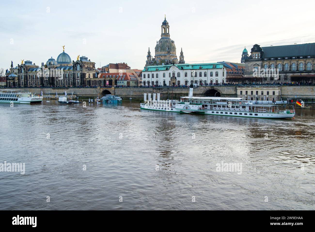 Elbehochwasser in Dresden DEU/Deutschland/Sachsen/Dresden, 27.12.2023, starke Regenfaelle und