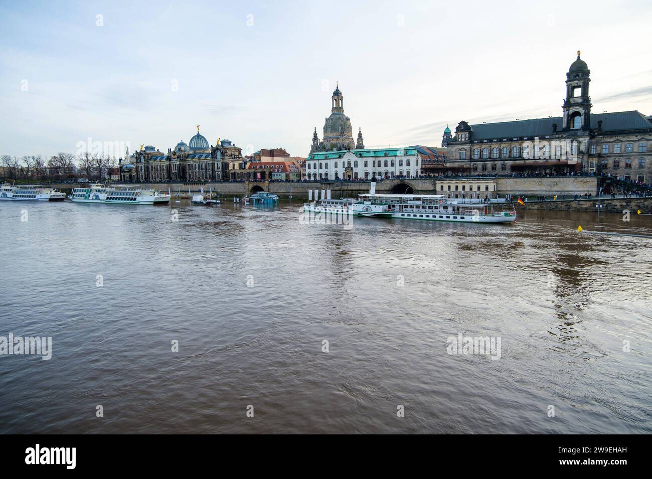 Elbehochwasser in Dresden DEU/Deutschland/Sachsen/Dresden, 27.12.2023, starke Regenfaelle und