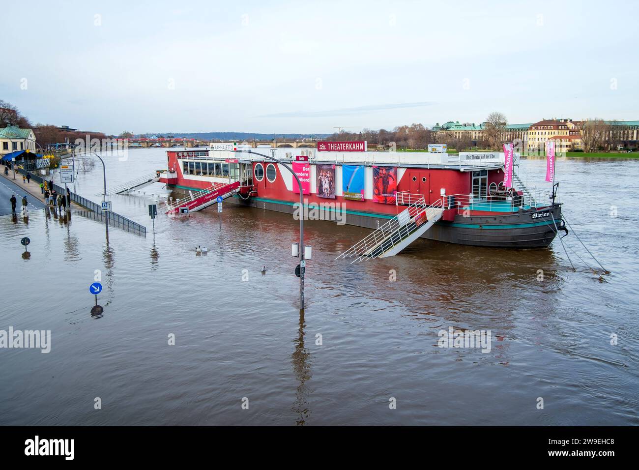 Elbehochwasser in Dresden DEU/Deutschland/Sachsen/Dresden, 27.12.2023, starke Regenfaelle und