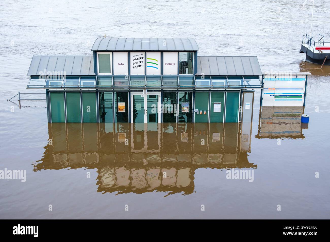 Elbehochwasser in Dresden DEU/Deutschland/Sachsen/Dresden, 27.12.2023, starke Regenfaelle und